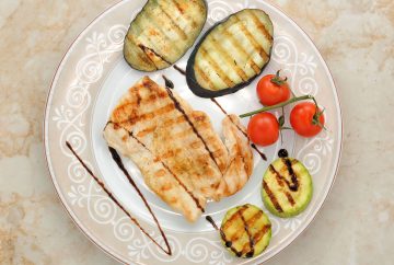 Picture of a plate with grilled chicken and grilled vegetables