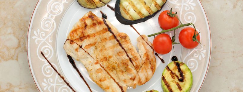 Picture of a plate with grilled chicken and grilled vegetables