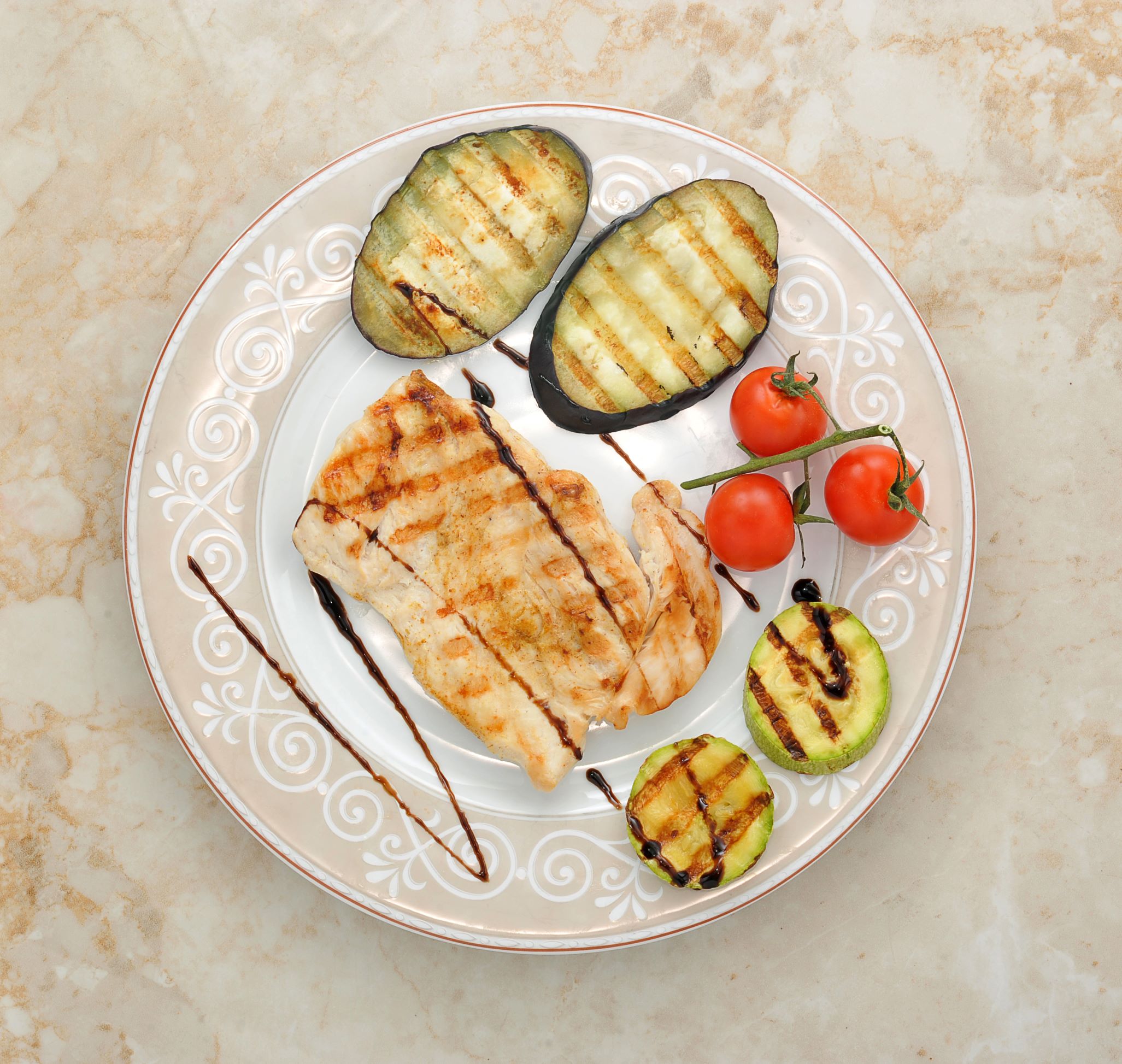 Picture of a plate with grilled chicken and grilled vegetables